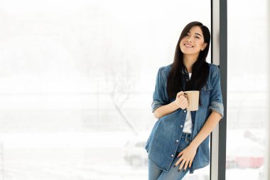 Asyalı kadın kahve içme