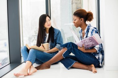 iki farklı etnik, Asya ve afro Amerikan GI kavramı