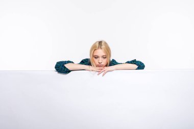 sarışın kadın beyaz boş panel yönetim kurulu