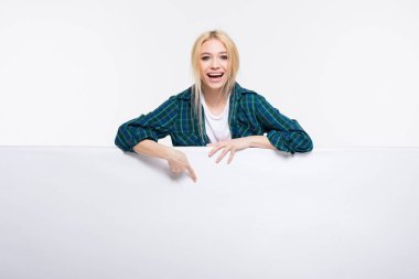 sarışın kadın beyaz boş panel yönetim kurulu