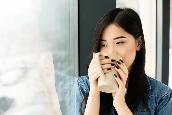 Mujer asiática bebiendo café — Foto de Stock