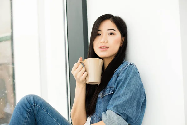 Mujer asiática bebiendo café — Foto de Stock