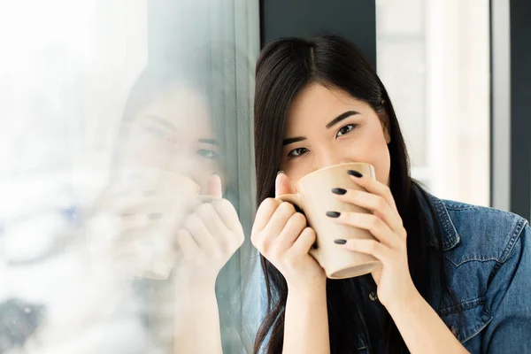 Mujer asiática bebiendo café — Foto de Stock