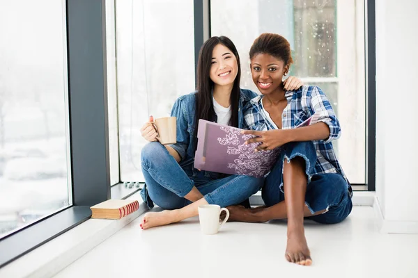 Concepto de dos etnias diferentes, asiático y afroamericano gi — Foto de Stock