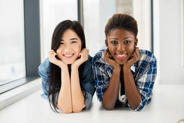 Asiatische Mädchen neben ihrem afroamerikanischen Freund — Stockfoto