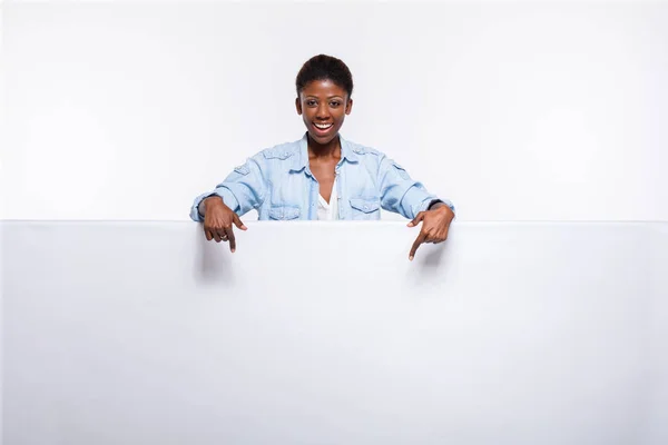 Mujer negra sobre panel blanco vacío — Foto de Stock