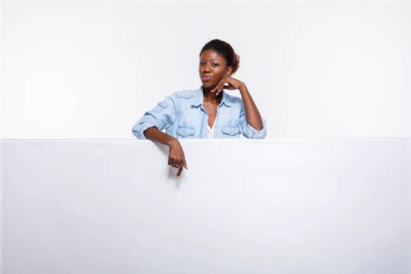 Чорна жінка на білій порожній панелі — стокове фото