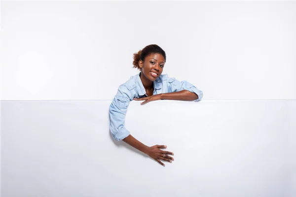 Mujer negra sobre panel blanco vacío — Foto de Stock