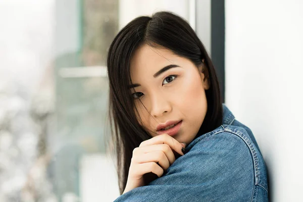 Asyalı kız yerde bir pencere yanında oturan — Stok fotoğraf