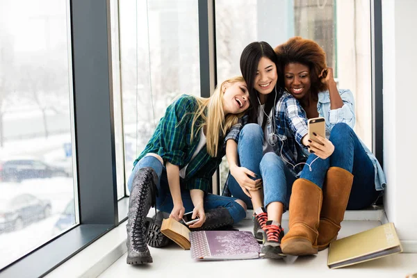 Skupina tří různých etnických dívek baví a studium — Stock fotografie