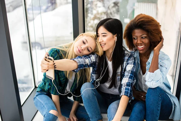 Skupina tří různých etnických dívek baví a studium — Stock fotografie