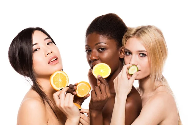 三个不同的少数民族妇女与柠檬、 橘子、 黄瓜 — 图库照片