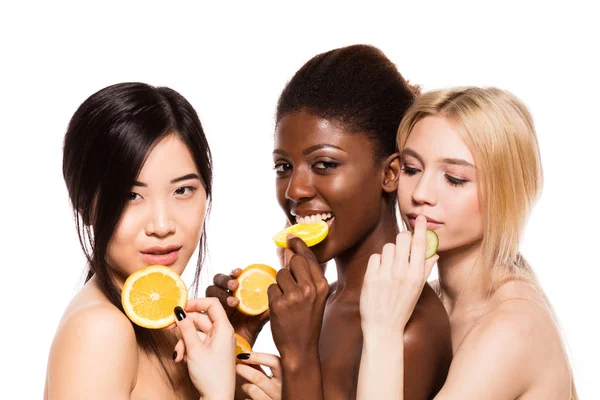 Tři různé etnické ženy s citronem, pomerančem a okurka — Stock fotografie