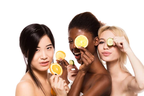 レモン、オレンジ、キュウリを 3 つの異なる民族の女性 — ストック写真