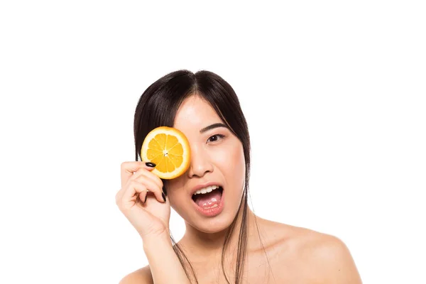 Aziatische vrouw met oranje fruit — Stockfoto