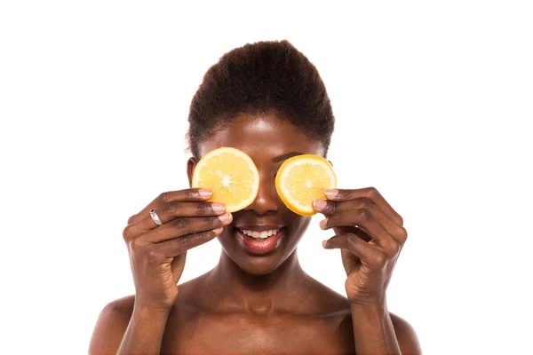 Afro femme américaine posant avec des tranches de citron — Photo