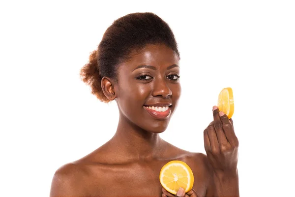 Afro americano mulher posando com fatias de limão — Fotografia de Stock