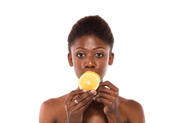 黑人的美国女人和柠檬片一起拍照 — 图库照片