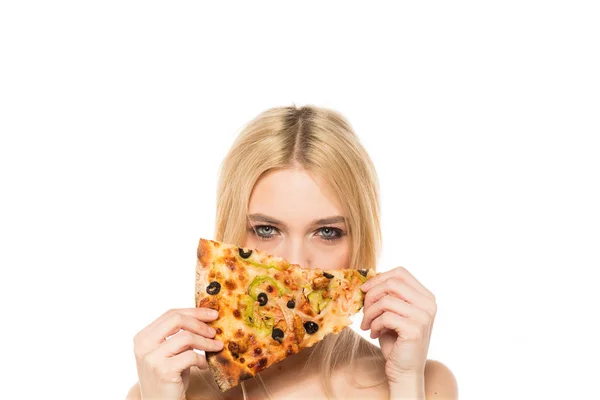 Mujer rubia posando con una rebanada de pizza — Foto de Stock