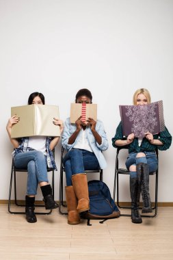 koltuklarda oturan farklı etnik öğrenciler