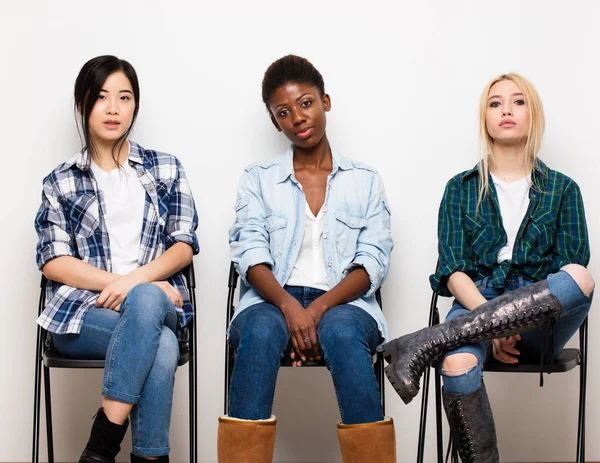 Três diferentes mulheres étnicas esperando na fila para entrevista — Fotografia de Stock