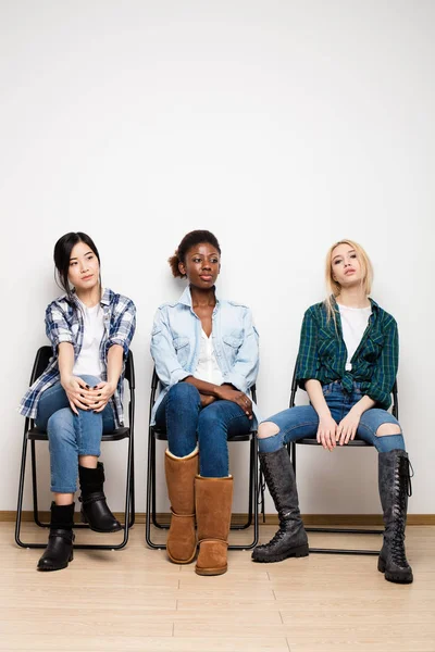 Tři různé etnické ženy ve frontě pro rozhovor — Stock fotografie