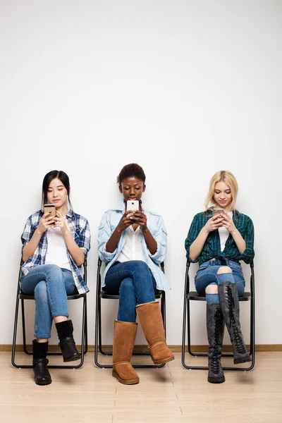Chicas usando el teléfono celular — Foto de Stock