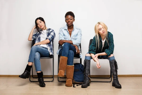 Drie verschillende etnische vrouwen wachten in de rij voor interview — Stockfoto