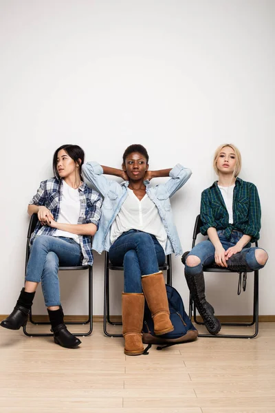 Tři různé etnické ženy ve frontě pro rozhovor — Stock fotografie