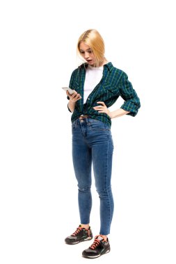 Genç sarışın kadın cep telefonu söz