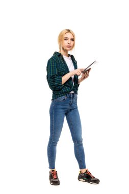 bir tablet elinde tutan genç sarışın kadın