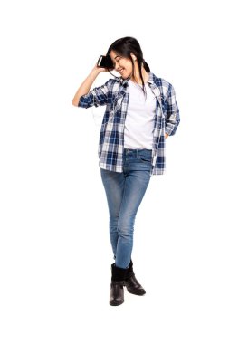 Genç Asyalı kız dans ve cep telefonunu müzik dinleme 