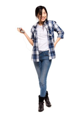 Genç Asyalı kız dans ve cep telefonunu müzik dinleme 