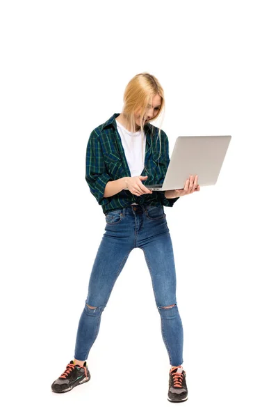Mladá blond žena drží notebook v rukou — Stock fotografie