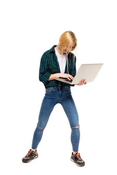 Jeune femme blonde tenant un ordinateur portable dans les mains — Photo