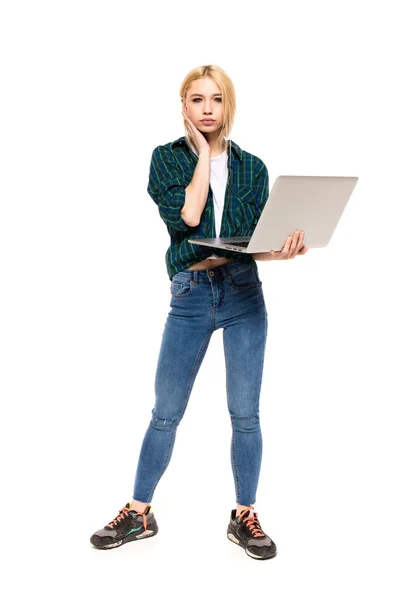 Bir dizüstü bilgisayar elinde tutan genç sarışın kadın — Stok fotoğraf