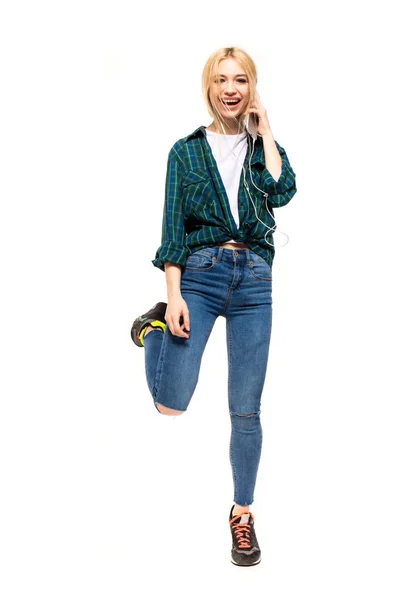 Sarışın genç kadın cep telefonu üzerinden müzik dinleme — Stok fotoğraf