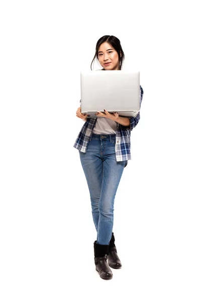 Asiatice gilr folosind un laptop — Fotografie, imagine de stoc