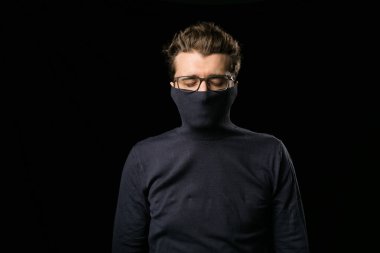 Akıllı adam gözlük ve ağız ile kaplı 