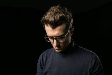 Akıllı adam gözlüklü 