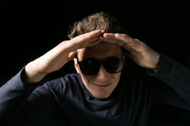 güneş gözlüğü ile akıllı adam 