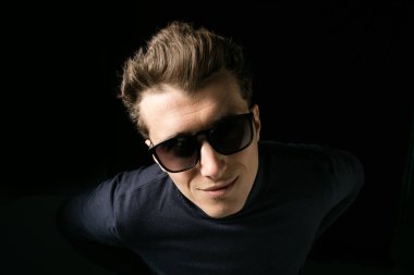 güneş gözlüğü ile akıllı adam 