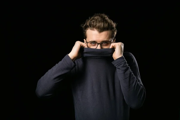 Inteligentny facet z okulary i usta pokryte — Zdjęcie stockowe