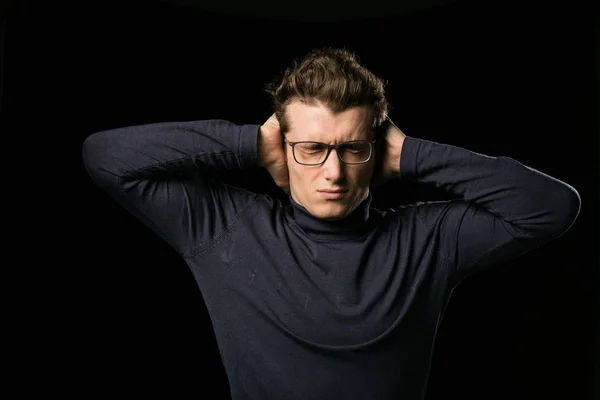 Ragazzo intelligente con gli occhiali che coprono le orecchie — Foto Stock
