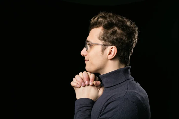 Inteligentny facet w okularach modląc się — Zdjęcie stockowe