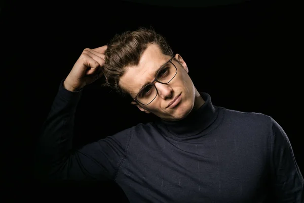 Ragazzo intelligente con gli occhiali pensando a un'idea — Foto Stock