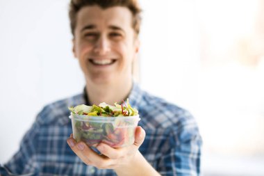 salata plastik bir kutu içinde