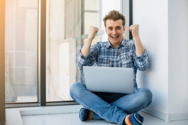 genç adam laptop ile yatarken