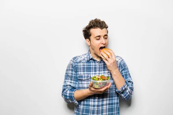 Швидка їжа проти концепції салату — стокове фото