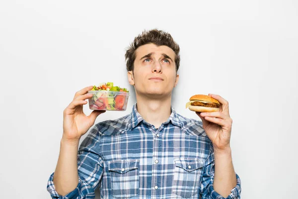 Fast-food versus salade concept — Stockfoto